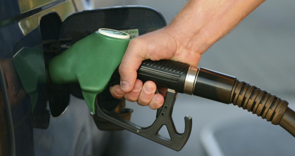 Ulet cmimi i naftes ne Kosove, nuk ndryshon benzina dhe gazi